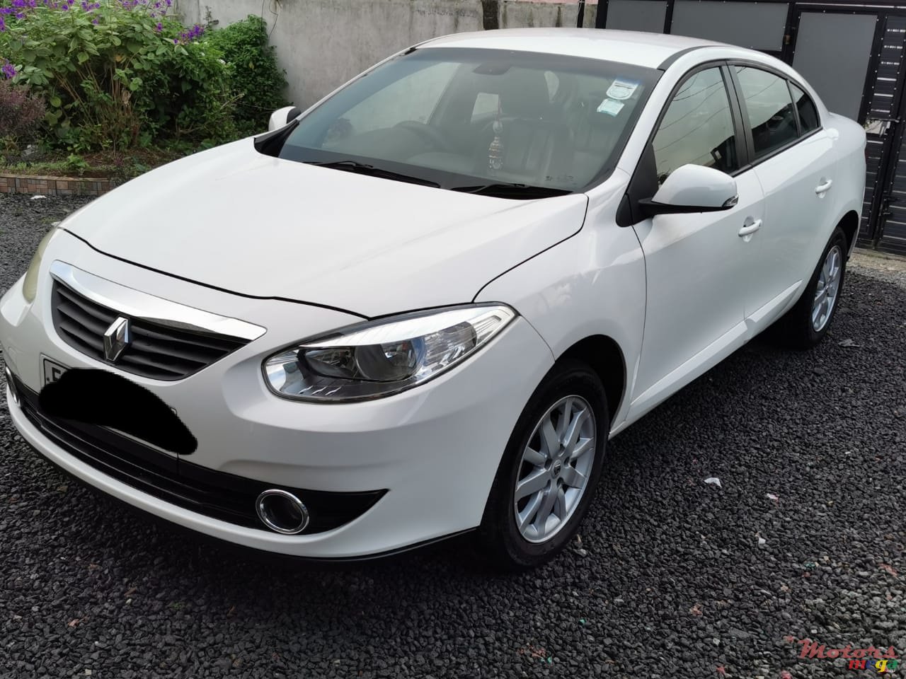 2011' Renault Fluence photo #4