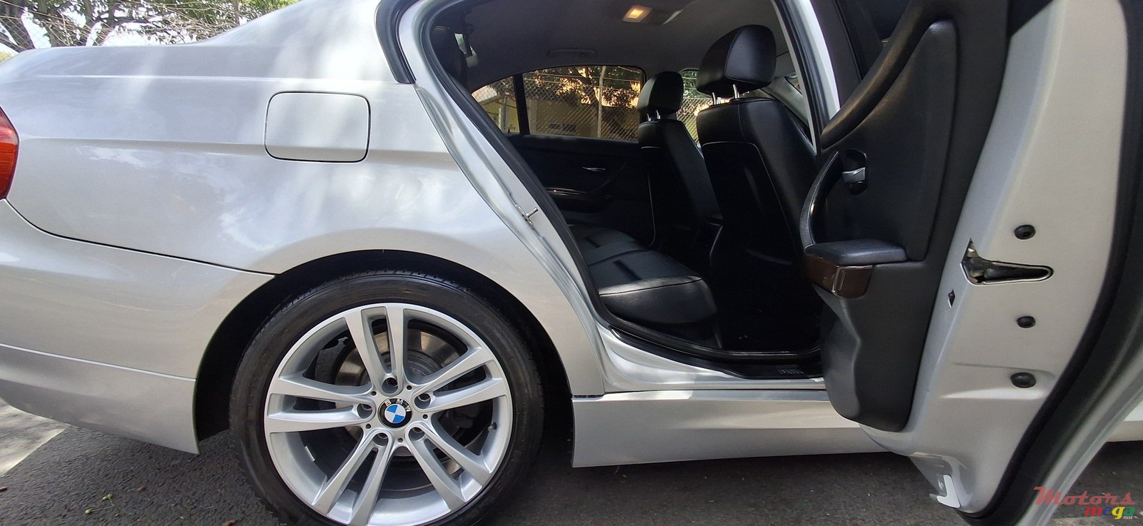 2011' BMW 3 Series photo #2