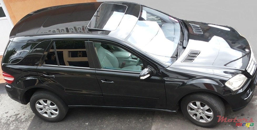 2005' Mercedes-Benz ML 320 photo #1