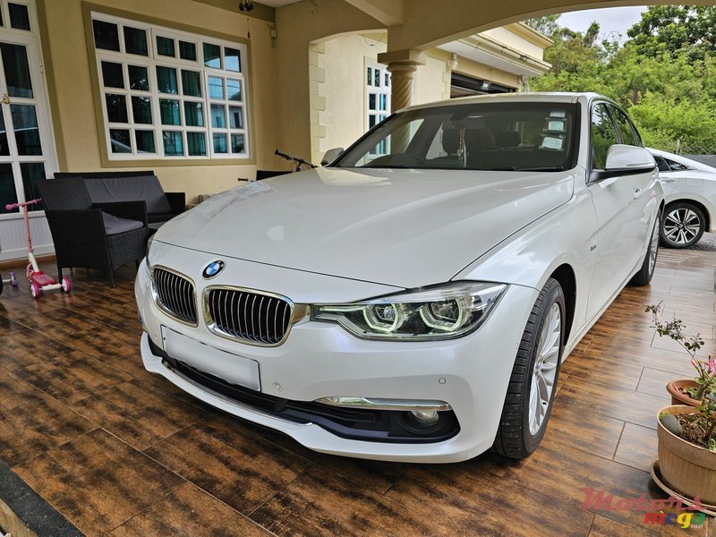 2015' BMW 318 Luxury photo #1