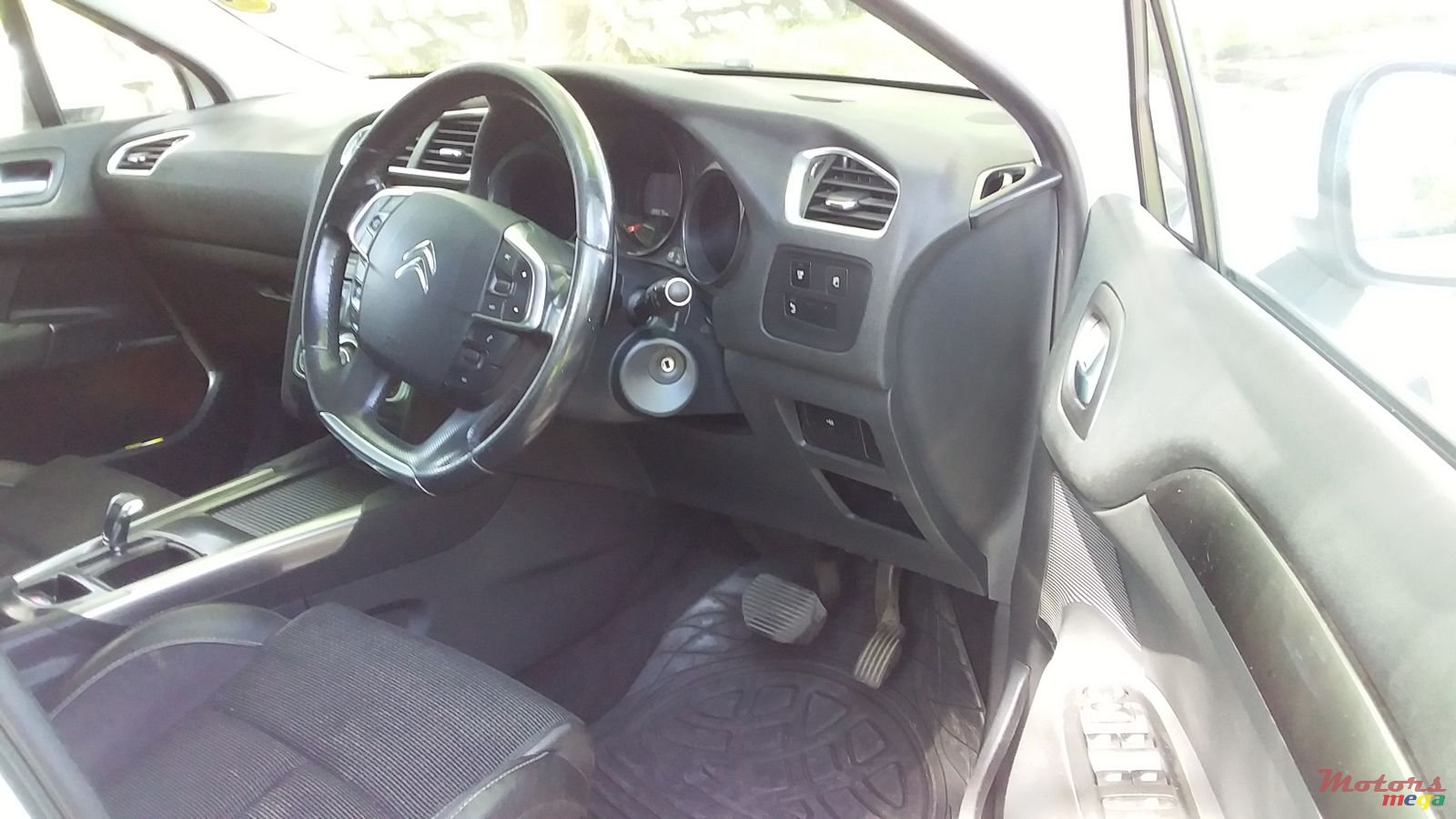 2011' Citroen C4 photo #3