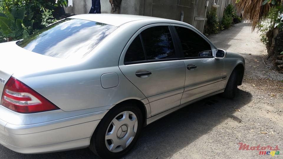 2005' Mercedes-Benz 220 C 220 CDI photo #5