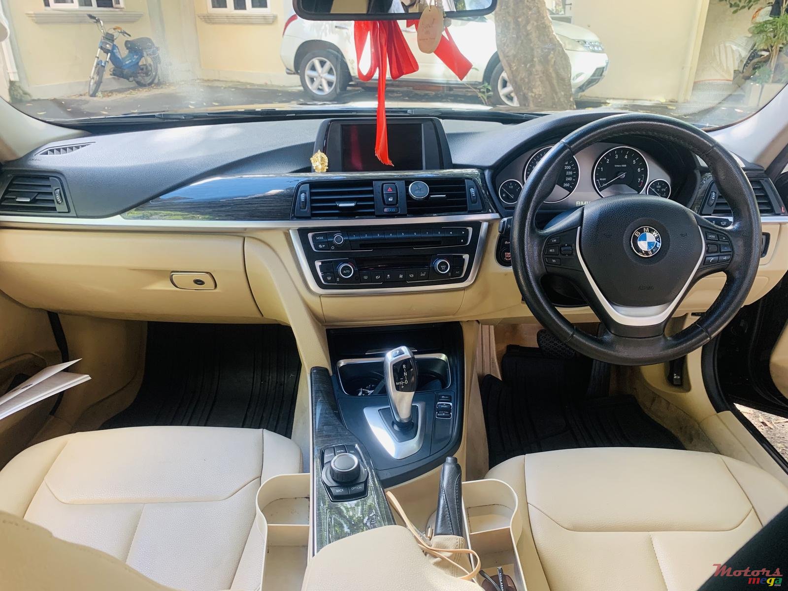 2015' BMW 3 Series Sedan photo #7