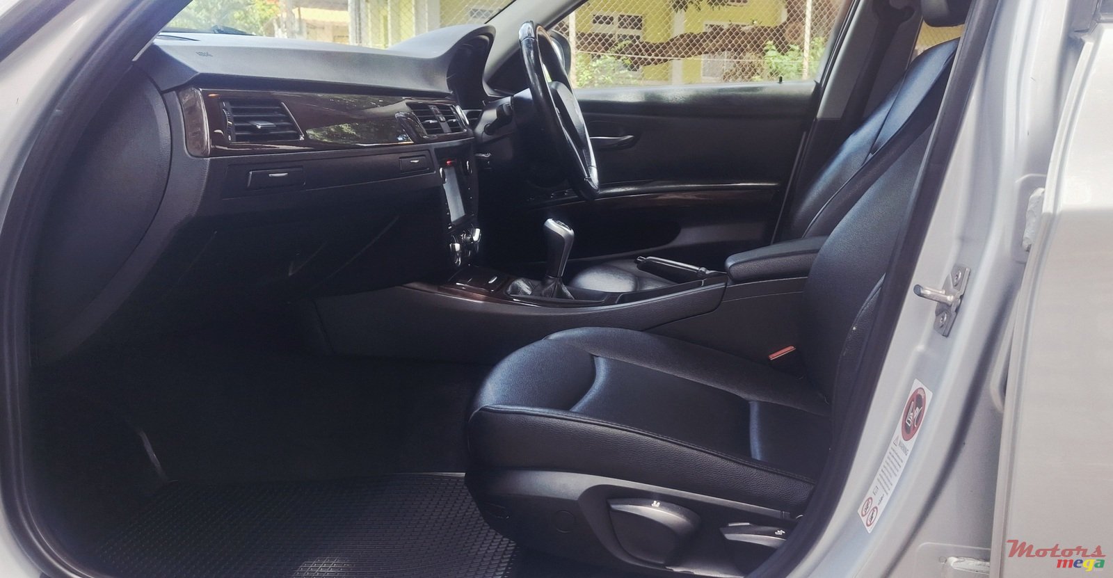 2011' BMW 3 Series photo #5