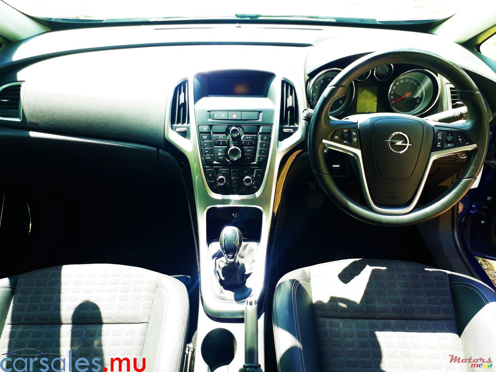 2014' Opel Astra GTC photo #6