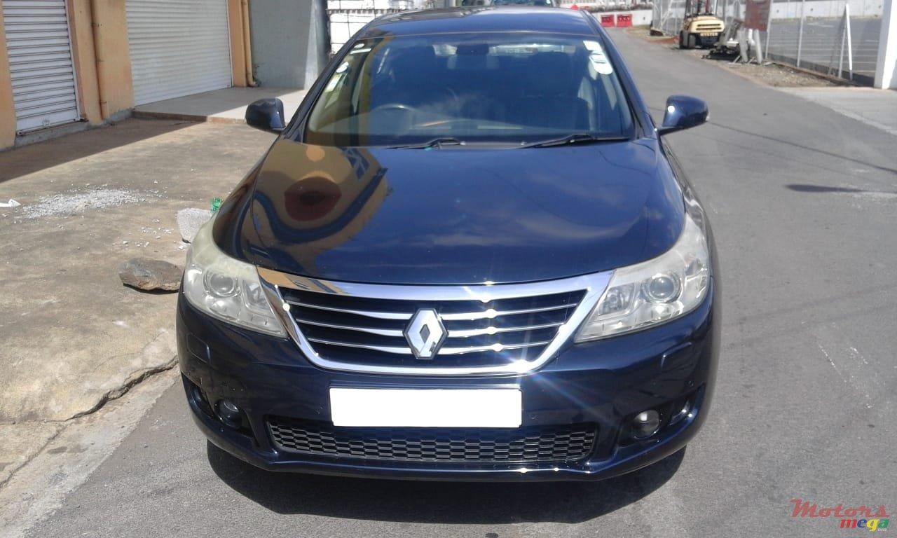 2011' Renault Latitude photo #1