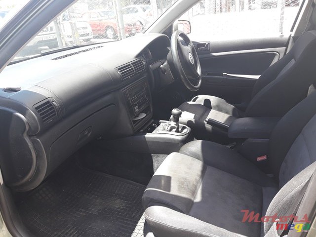 2005' Volkswagen Passat photo #7