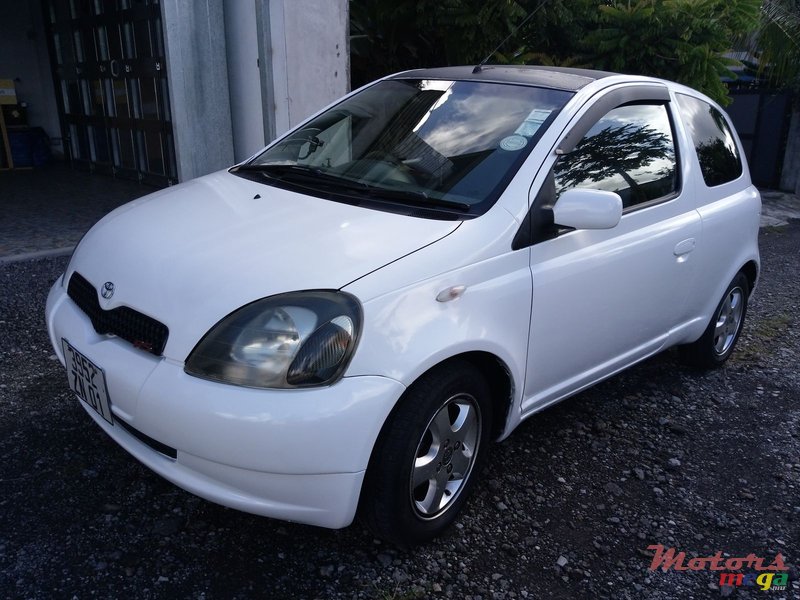 2001' Toyota Vitz photo #1