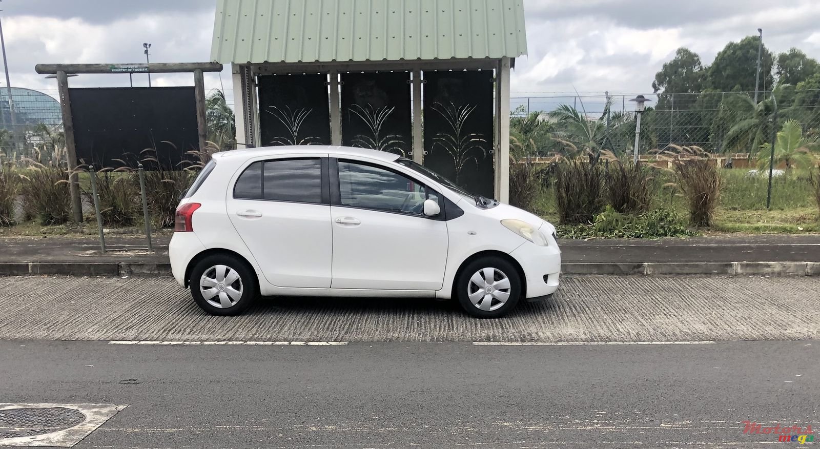 2006' Toyota Vitz photo #7