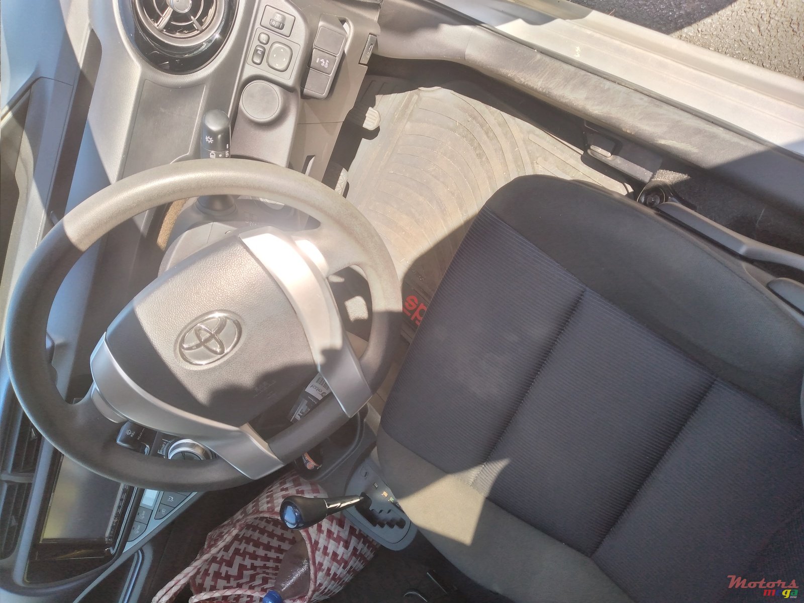 2015' Toyota Aqua photo #2