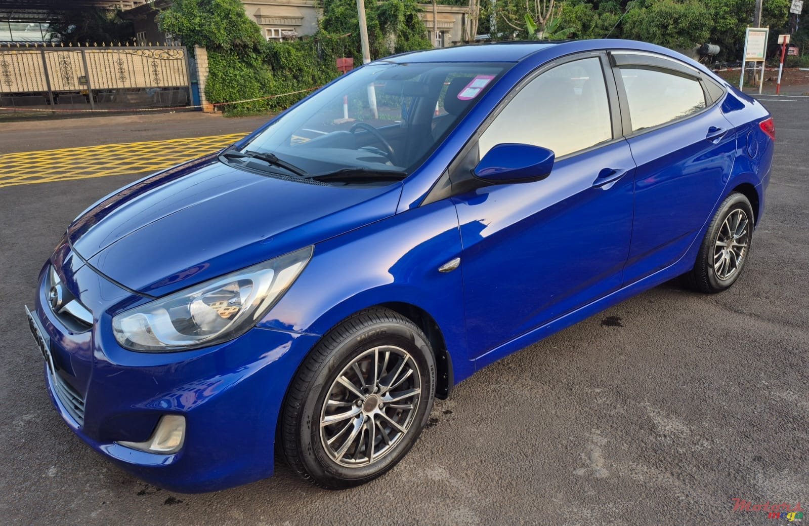 2011' Hyundai Accent Automatic photo #2