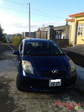 2007' Toyota Vitz photo #2