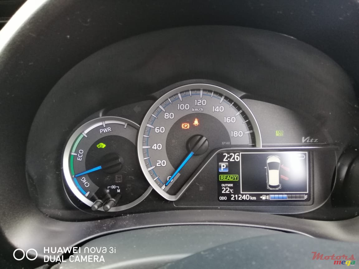 2017' Toyota Vitz photo #5