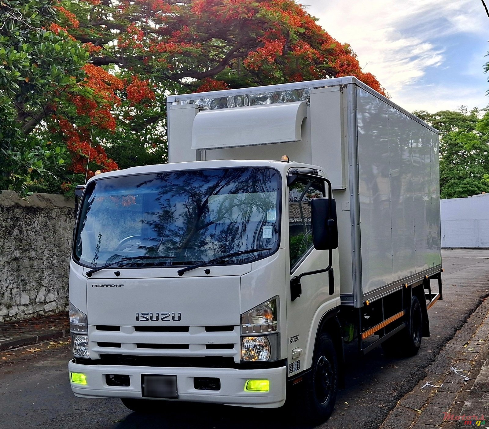 2016' Isuzu FRR photo #1