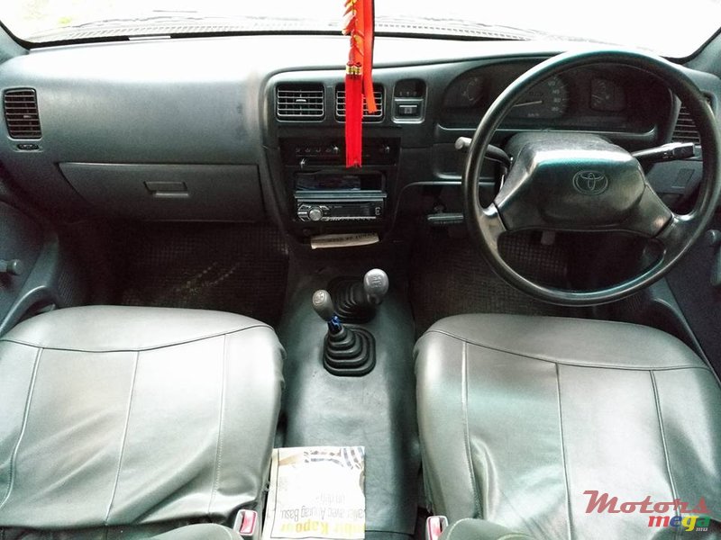 2001' Toyota Hilux photo #4