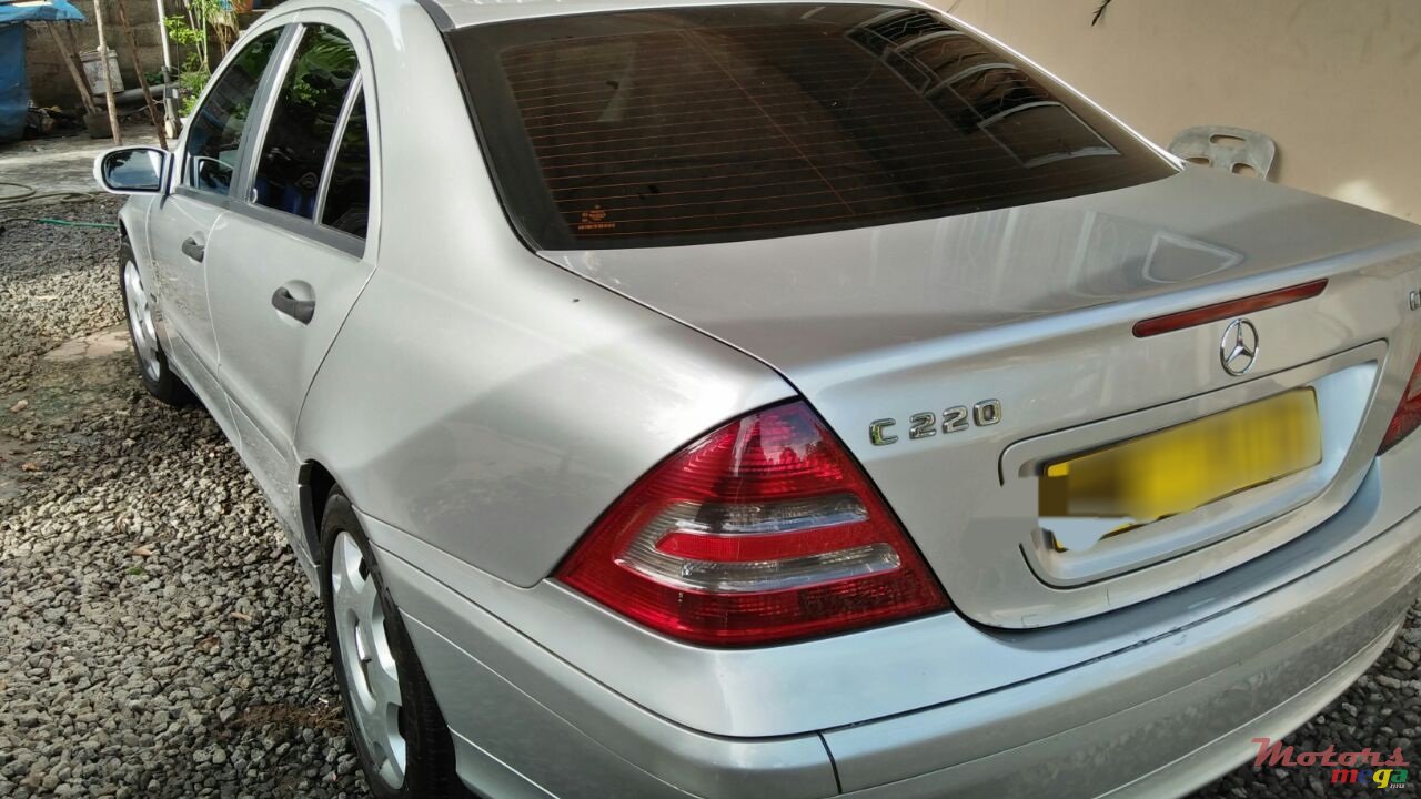 2005' Mercedes-Benz C 220 CDI photo #1
