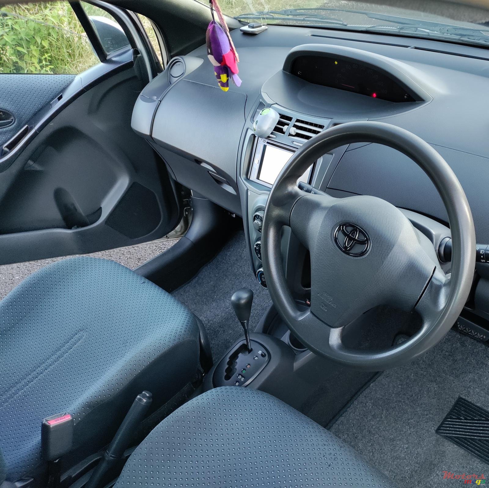 2005' Toyota Vitz photo #2