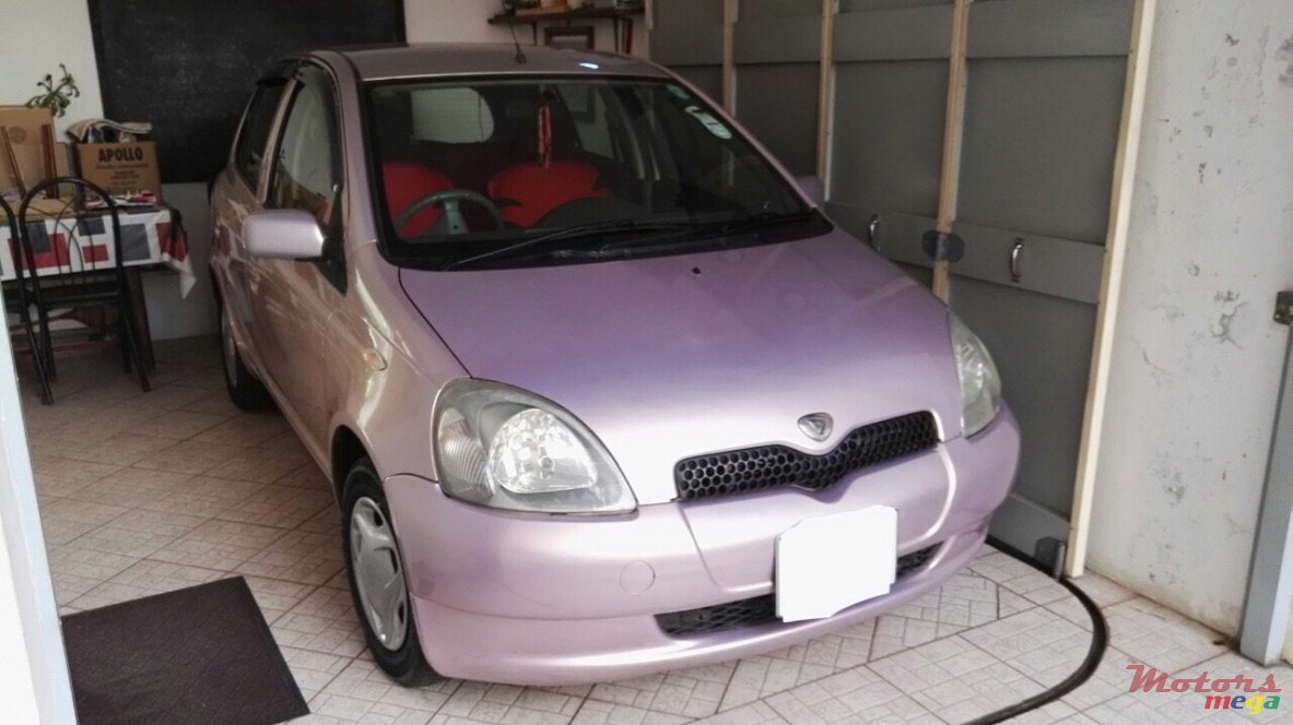 2001' Toyota Vitz photo #1