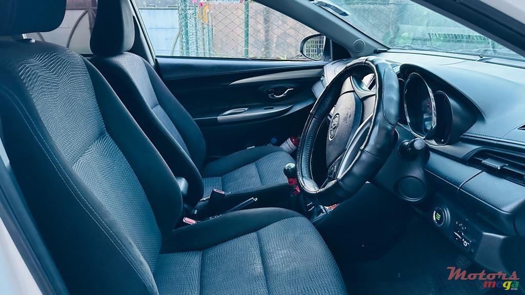 2017' Toyota Yaris photo #5