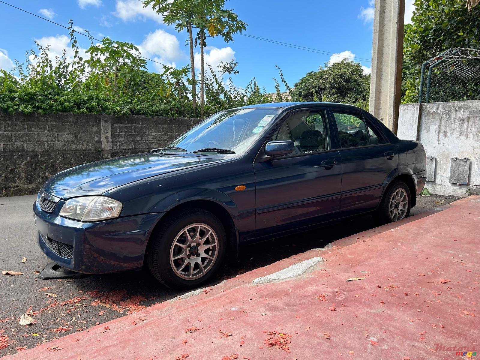2000' Mazda 323 photo #3