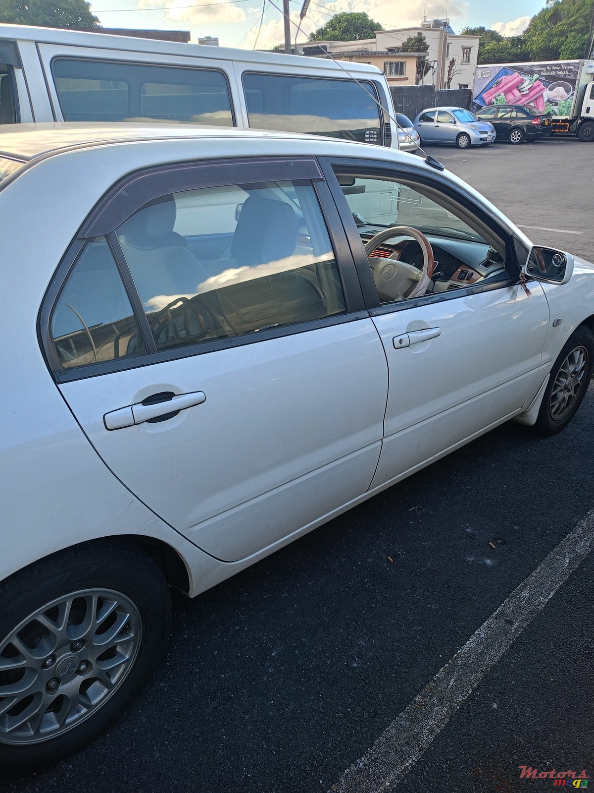 2005' Mitsubishi photo #1