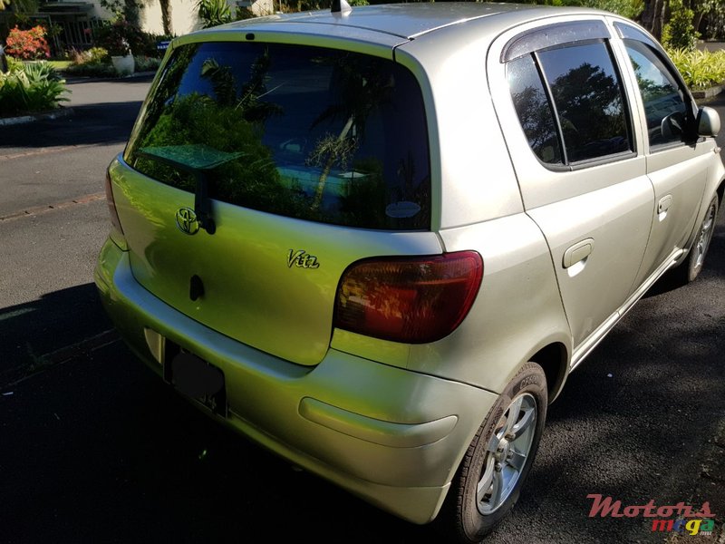 2004' Toyota Vitz photo #2