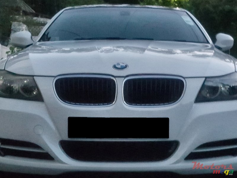 2010' BMW 3 Series Sedan photo #1