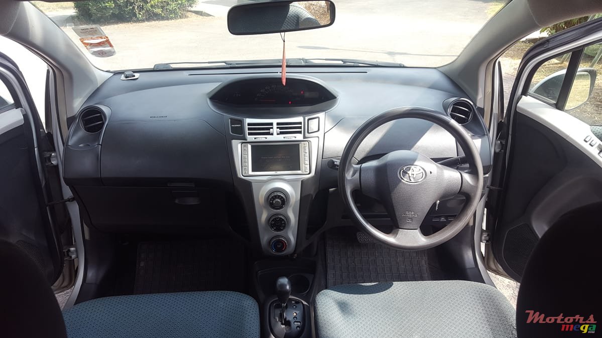 2005' Toyota Vitz photo #6