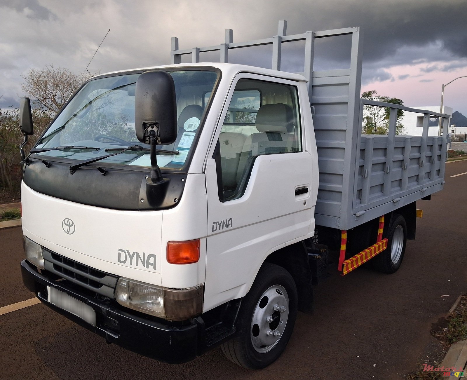 1999' Toyota Dyna photo #1