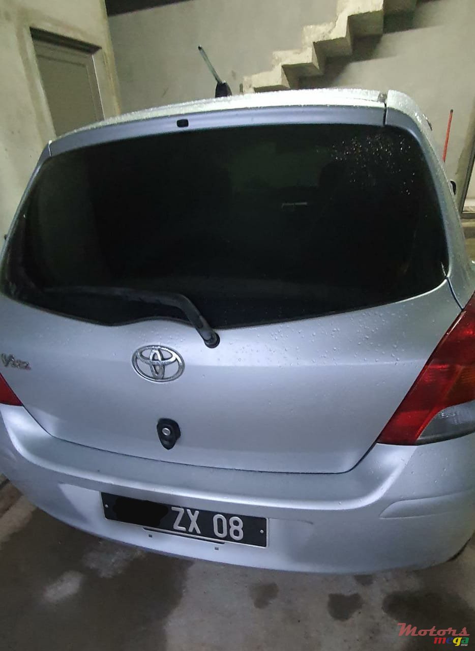 2008' Toyota Vitz photo #2