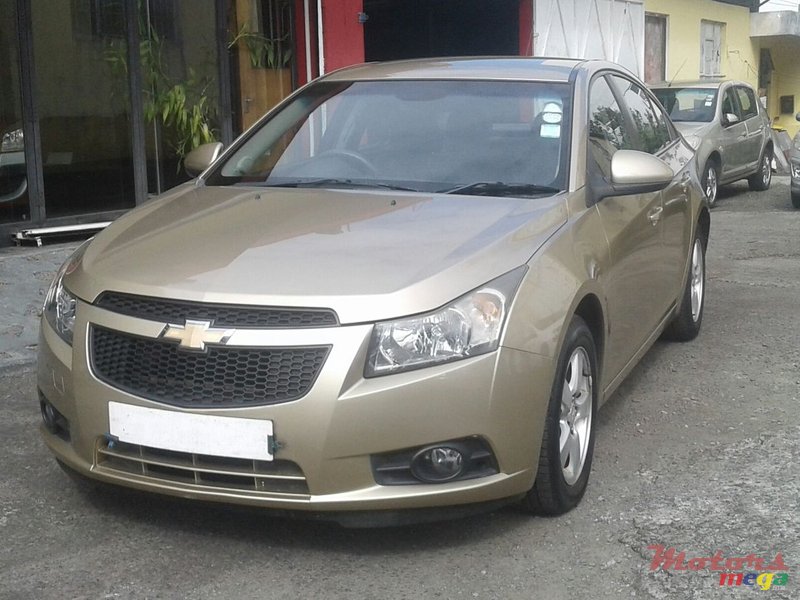 2010' Chevrolet Cruze LT photo #1