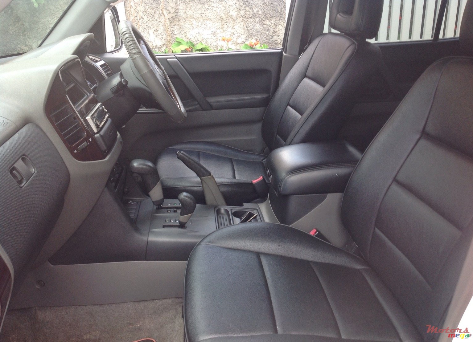 2000' Mitsubishi Pajero photo #3