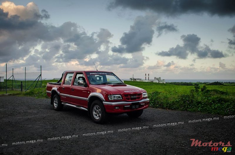 2002' Isuzu 300 photo #1