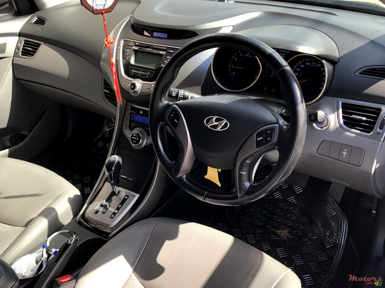 2012' Hyundai Elantra GLS photo #5