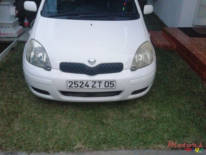 2005' Toyota Vitz photo #1