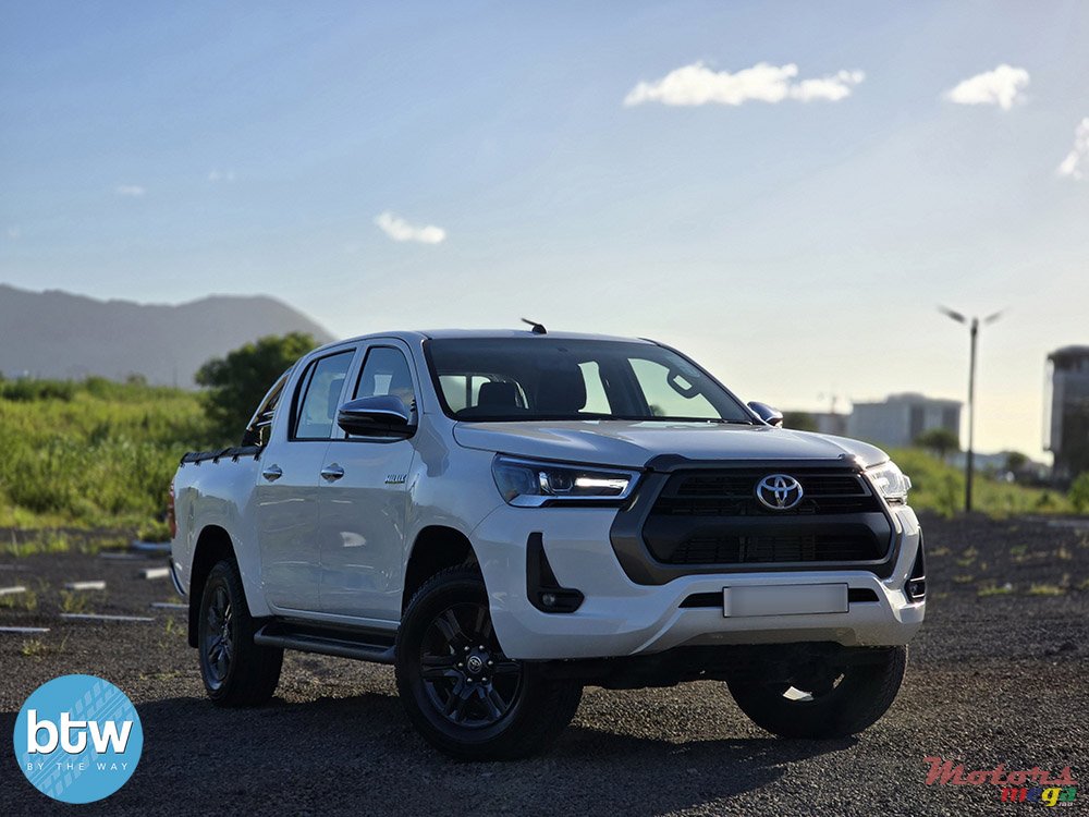 2022' Toyota Hilux 4x4 photo #1