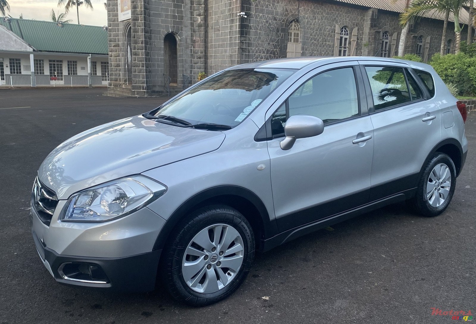 2016' Suzuki SX4 S-Cross SUV photo #2