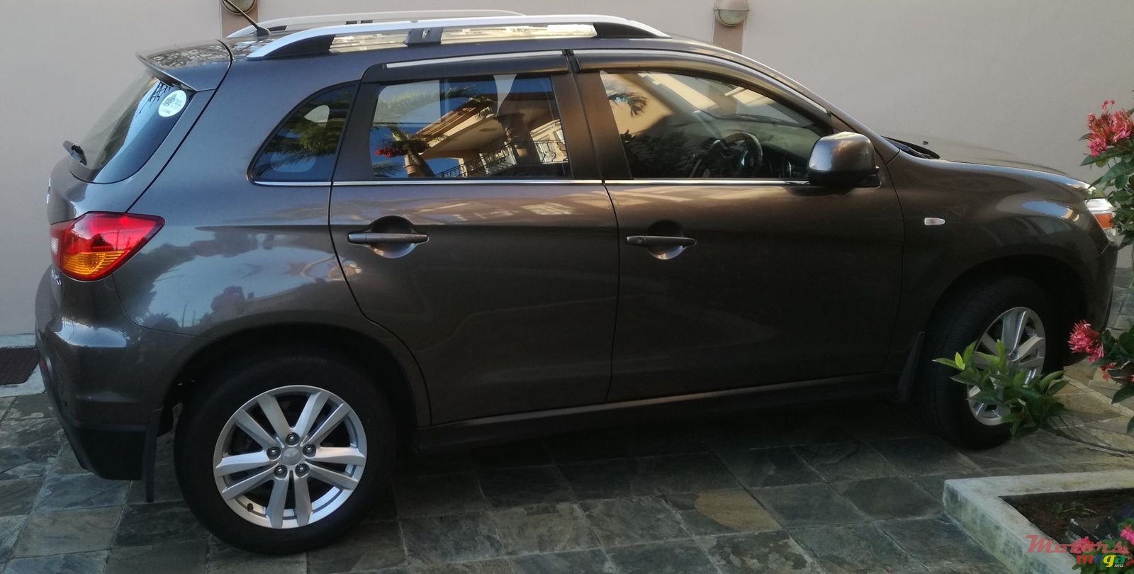 2012' Mitsubishi ASX photo #2