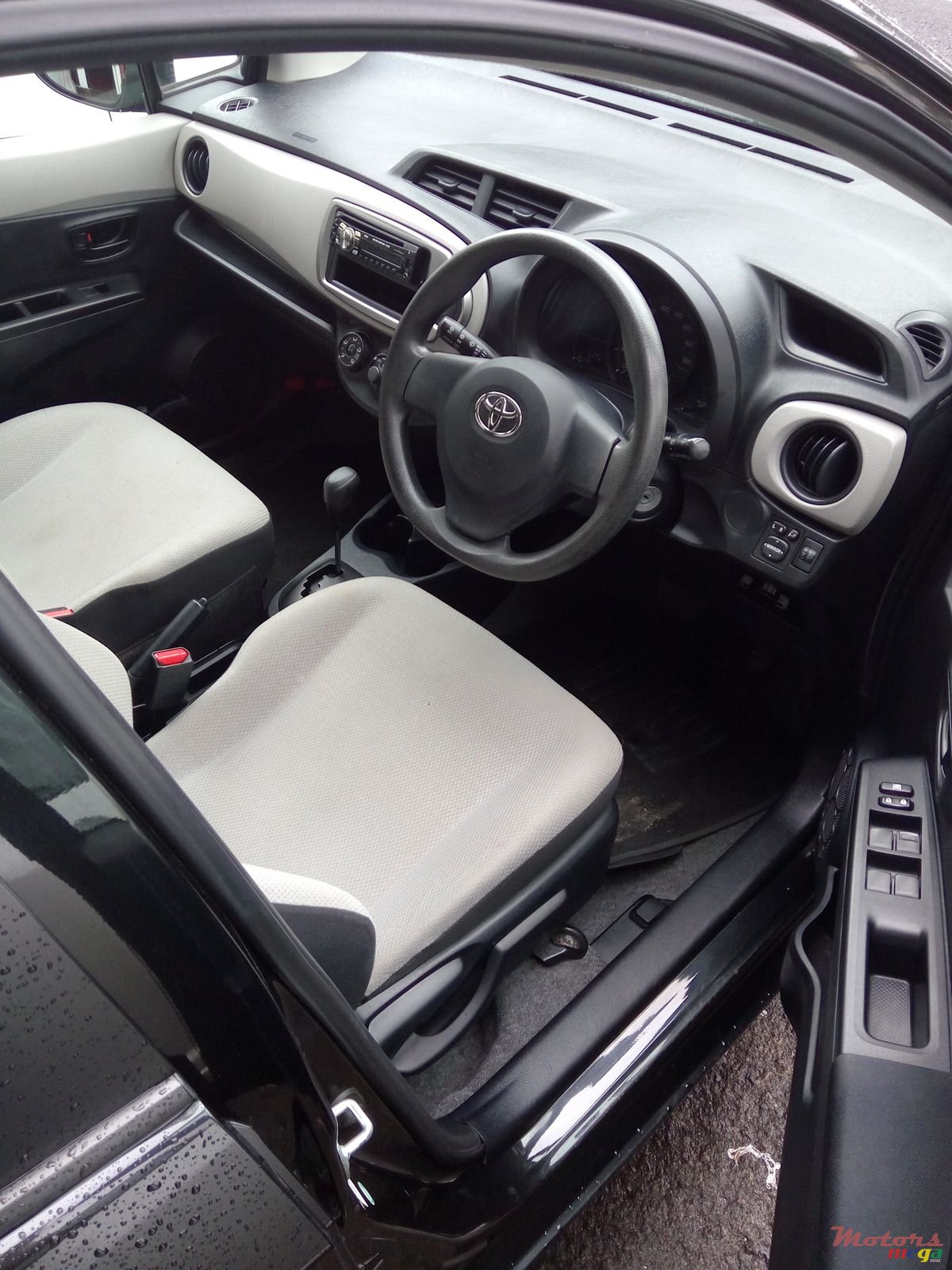 2011' Toyota Vitz photo #3