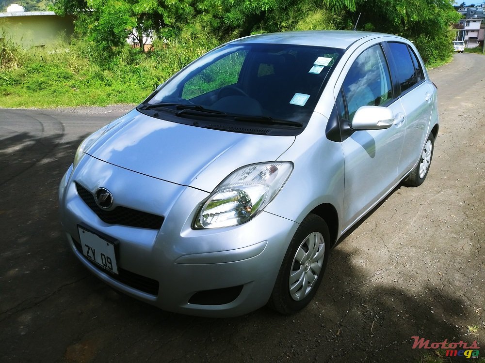 2009' Toyota Vitz 1300 photo #2