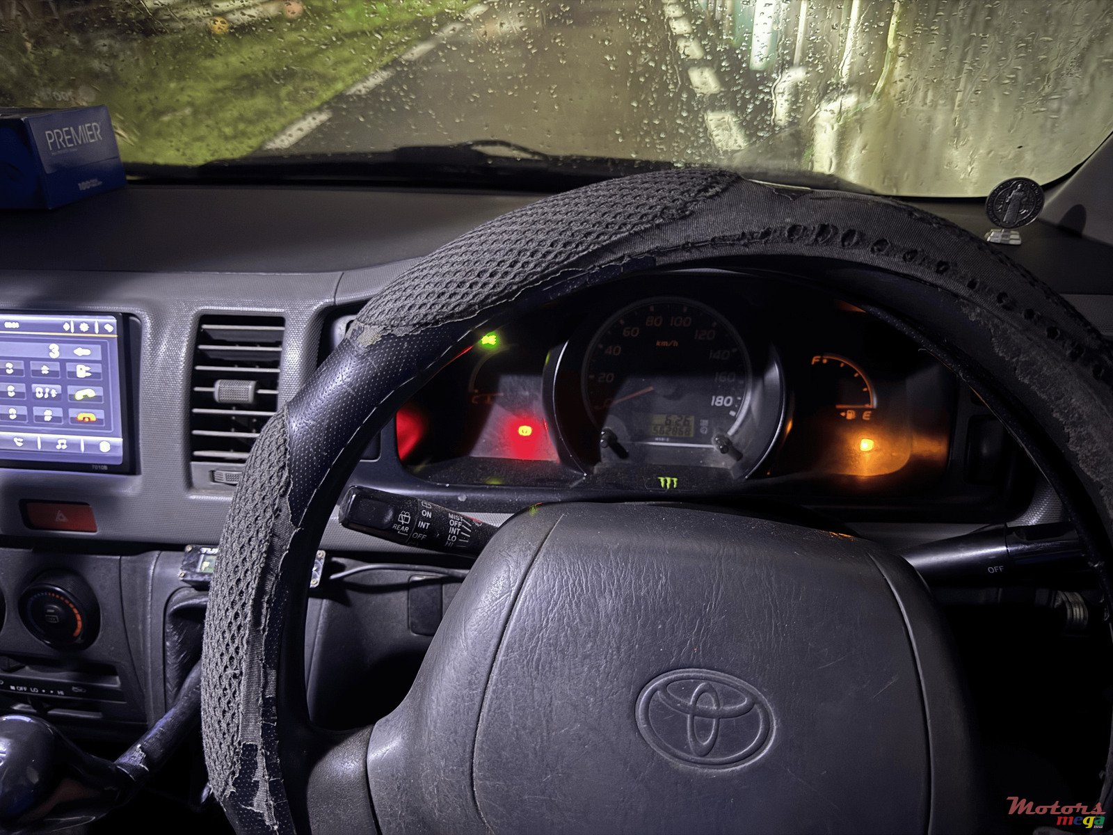 2010' Toyota Hiace photo #3