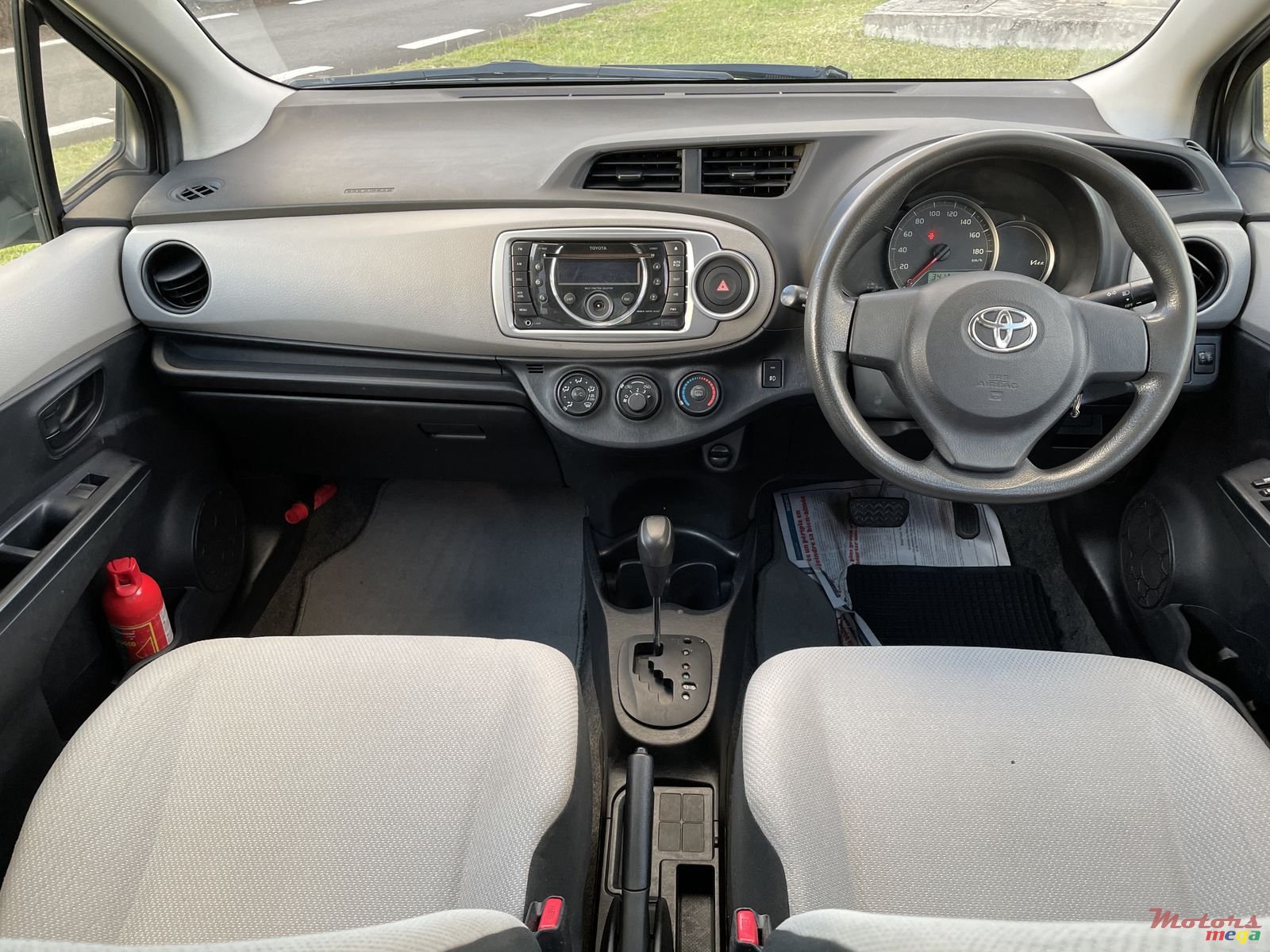 2013' Toyota Vitz photo #7