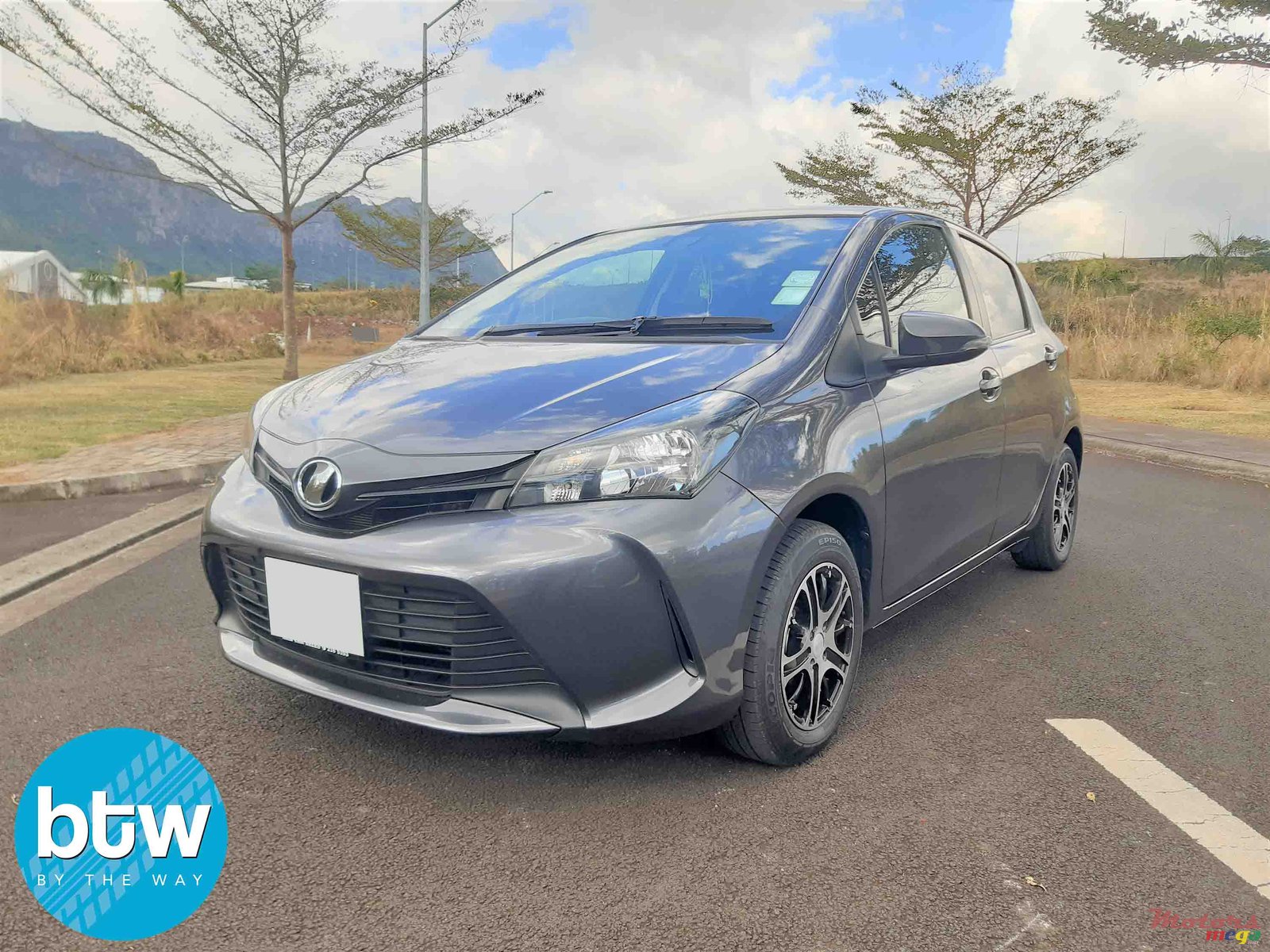 2016' Toyota Vitz photo #2