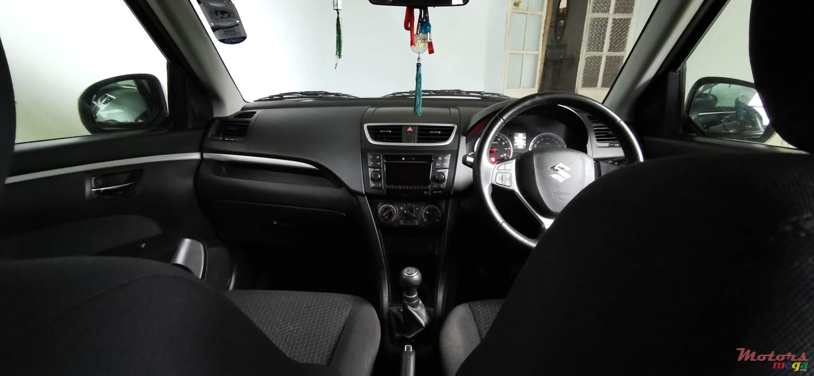 2015' Suzuki Swift photo #3