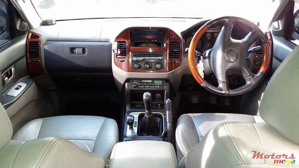 2005' Mitsubishi Pajero GLS 2.8 photo #3