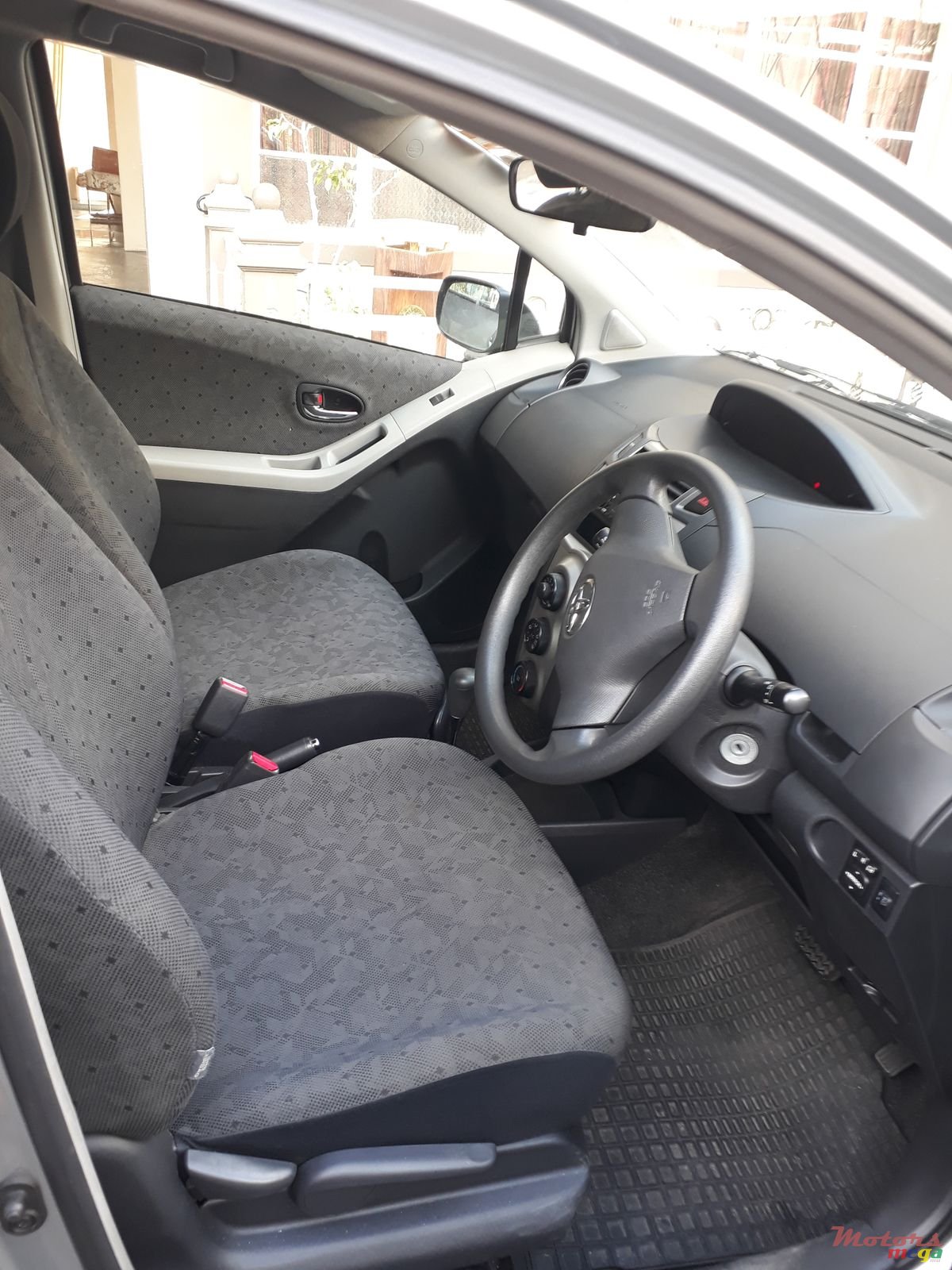 2009' Toyota Vitz photo #6