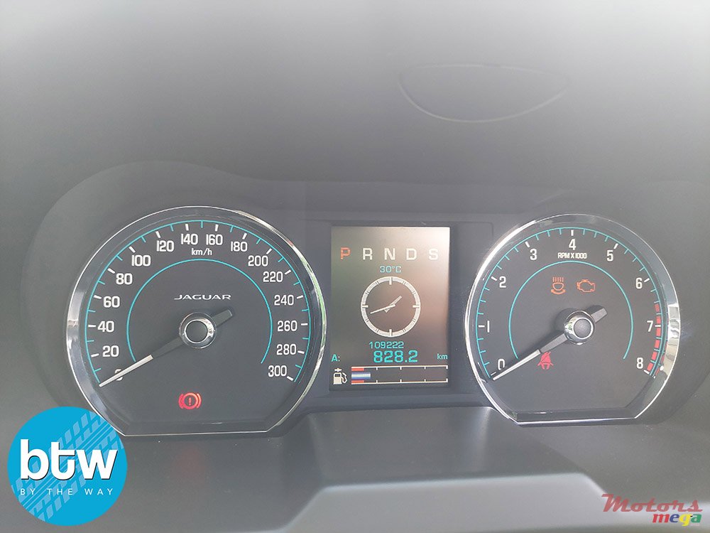 2015' Jaguar XF photo #7