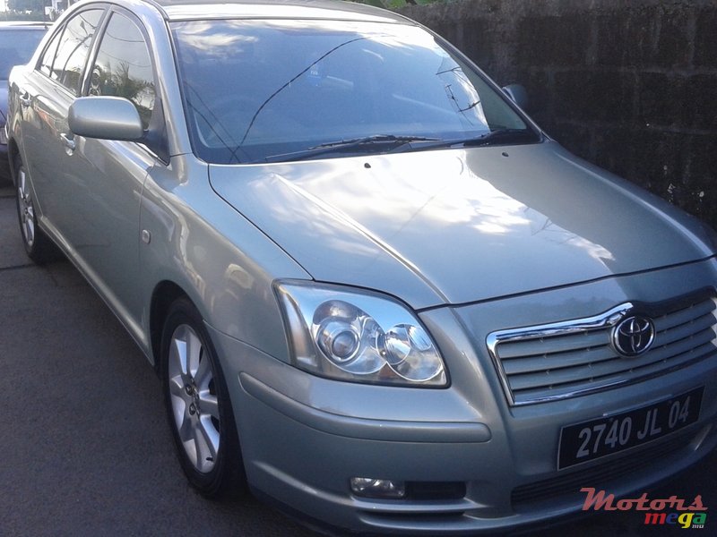 2004' Toyota Avensis photo #1