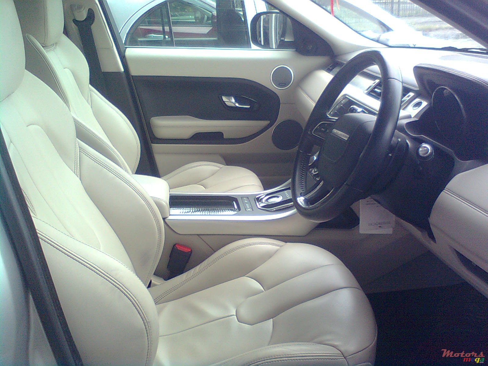 2011' Rover Range Rover Evoue photo #1