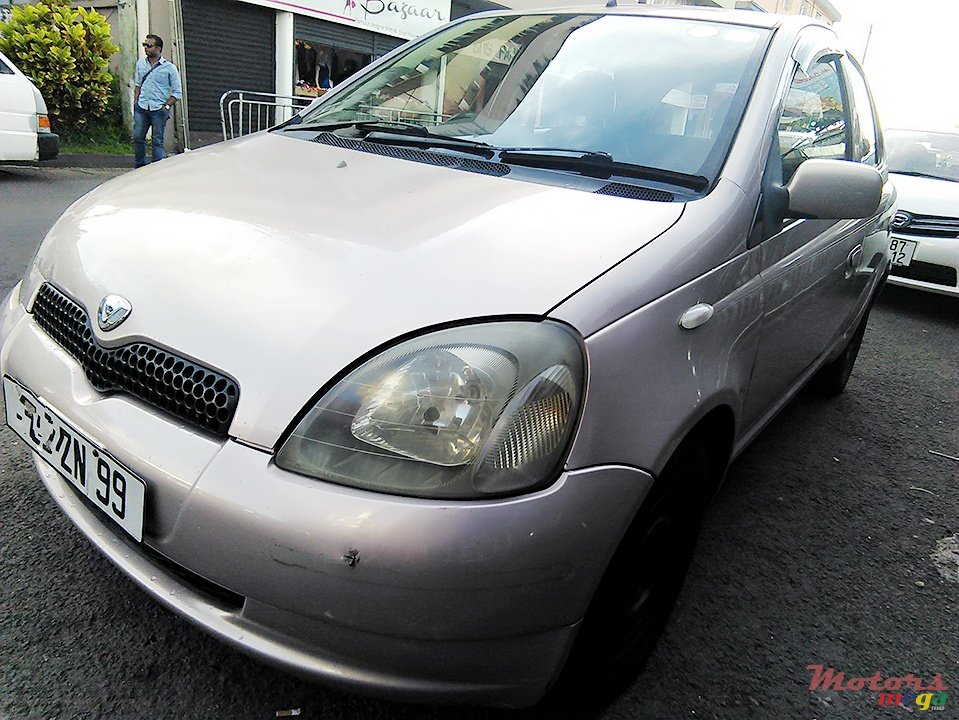 1999' Toyota Vitz photo #1